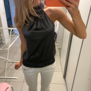 Halterneck topp - Snygg grå halter topp i satin! Obs att det finns defekter såsom små fläckar, men syns ej när man har på sig! 