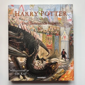 Harry Potter och Den flammande bägaren - Illustrerad utgåva av 'Harry Potter och Den flammande bägaren' av J.K. I väldigt fint skick! 💞nypris ca 400kr