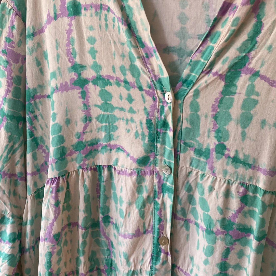 Mönstrad klänning med knappar - 2