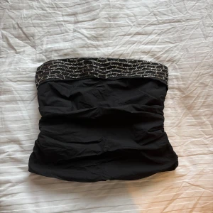 Zara topp  - Snygg topp från Zara, strl M men sitter mer som en S💕 skriv privat vid frågor eller intresse 