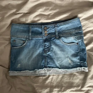 Lågmidjad jeanskjol - Lågmidjad jeanskjol som tyvärr inte får någon användning längre. Storlek XS/S. Skriv om du har frågor eller vill ha fler bilder!💕(pris kan diskuteras vid snabb affär!)