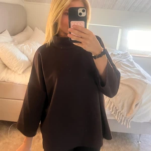 Trekvartsärmad tröja - Mörkbrun tröja från Carinwester i storlek S. Trekvartsärmad med en liten krage