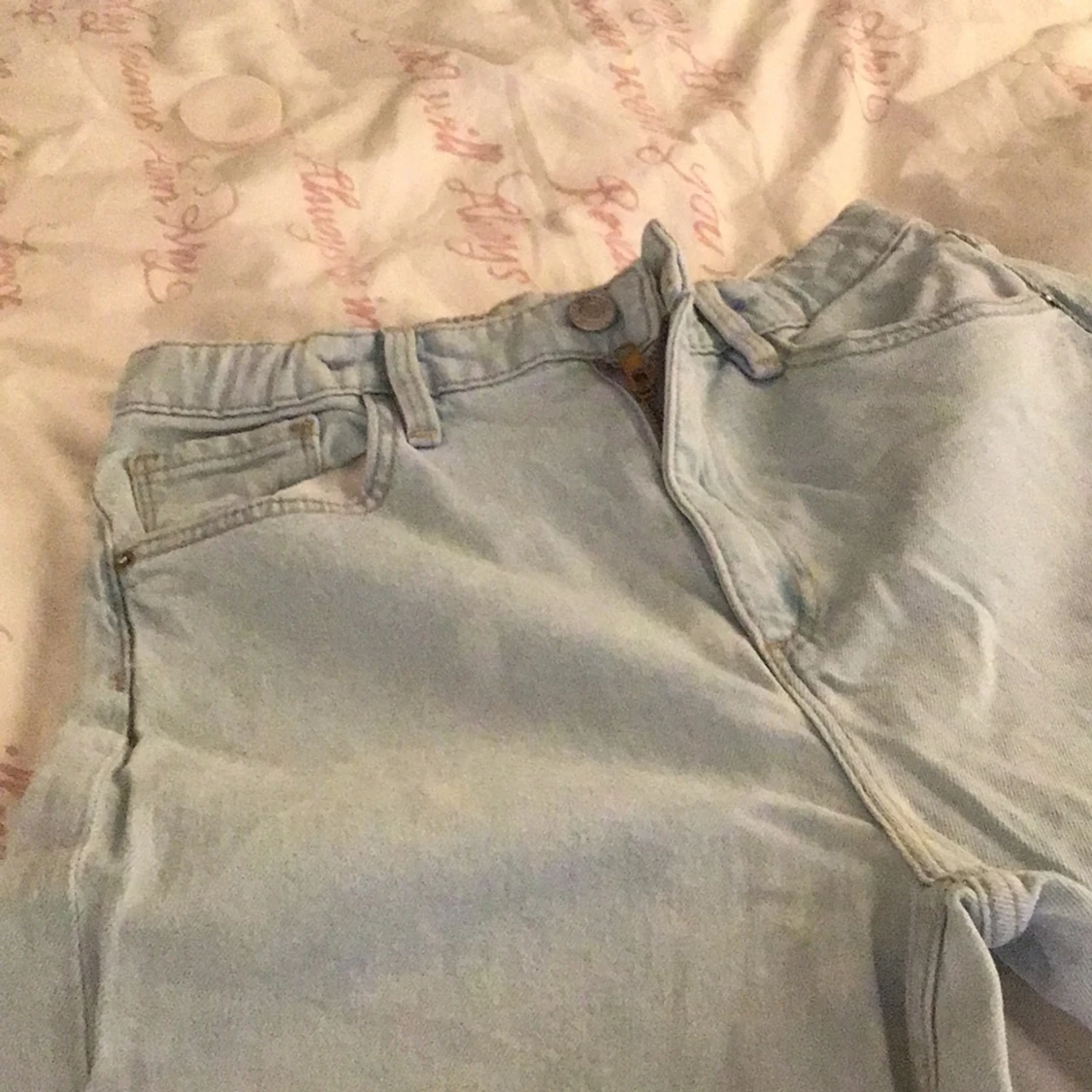 Ljusa jeans med slitningar - 4