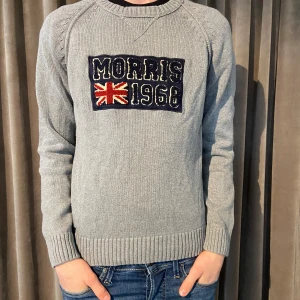 Morris small grå - Säljer en stilren grå stickad tröja från Morris. Modellen i bilden är 175 så tröjan passar någon i 165-175 längden. Vårt pris 199 men inget är hugget i sten så kom med bud. Hör av er vid minsta lilla fråga😊