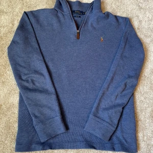 Ljusblå Polo Ralph Lauren Qaurter Zip - Hej 👋 Säljer denna sjukt snygga Polo RL quarter zip i färgen ljusblå. Tröjan är i Small och passar någon runt 175-180. Pris kan diskuteras, kom dm vid minsta funderingar!😀