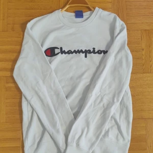 Champion Tröja - Elegant Champion Tröja till salu. Klassiska logan på bröstet. Passar till alla tillfällen, året runt. Bra skick knappt använd. Storlek M. Hör av er vid intresse eller frågor! PRIS KAN DISKUTERAS!