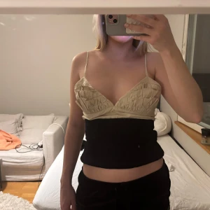 Volang topp - Volangtopp från Zara med superfina detaljer, i färgen beige/svart. M men sitter som en S