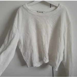 Vit Monki tröja - Vit croppad tröja från Monki i stl S. Snyggt till jeans. Tvättar innan frakt :) skriv för fler bilder