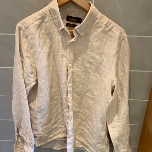 Linneskjorta från Morris - Skitsnygg beige linneskjorta från Morris | Perfekt nu inför de varmare dagarna | Nypris 1500kr | Skick 10/10 | mvh Edvin