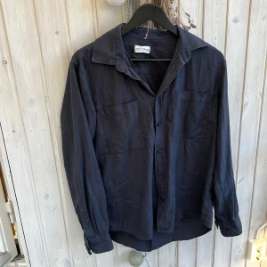 Navy overshirt - Säljer denna snygga marinblåa overshirten . Tunn så passar bra till vår och sommar! Size small fits m! Skick 9/10 inga defekter! Hör av dig vid minsta fundering🤩