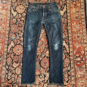 Nudie grim Tim! - Sjukt feta nudie jeans som är den eftertraktade modellen ”grim timm”  midja:38cm längd:100cm