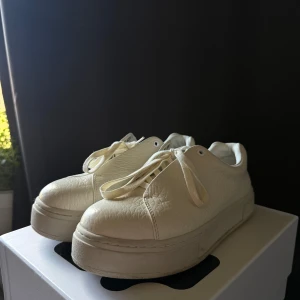 Eytys Doja Tumbled White - Super fint skick, knappt använda. Enda lilla skavanken är på höger sko där fram, som inte syns om man inte tänker på det (se bild 5). Storlek 40. Kartong följer med.