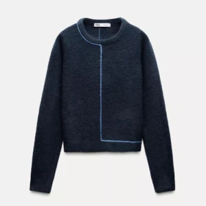 Mörkblå tröja från Zara - Säljer jättecool blå stickad tröja från zara. Tröjan har börjat bli lite nopprig men inga större tecken på användning! Kan även skicka bilder på om det behövs💗