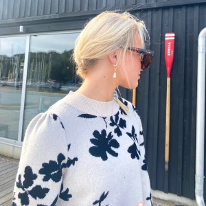 Beige stickad tröja med blommönster - Superfin stickad tröja från VILA❤️