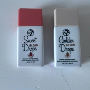 W7 Sweet och Golden Glow Drops - Säljer två olika glow drops från W7. Sweet Glow Drops har en rosa ton och Golden Glow Drops har en gyllene ton. Perfekta för att ge ansiktet en strålande lyster. Kommer i praktiska flaskor med skruvkork.