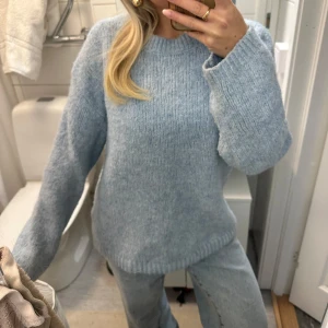 Ljusblå stickad tröja  - Stickad tröja från bik bok i den finaste blå färgen💗tröjan är i xs men rätt stor i storlek