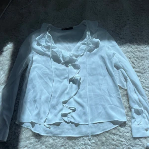 Vit blus med volang från Zara - jättefin vit volang blus från Zara, använd fåtal gånger så den är som nyskick 💕💕 