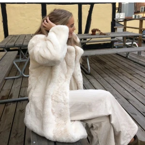 Vit oversized pälsjacka - Säljer en fluffig och mjuk vit pälsjacka med oversized passform från ginatricot . Jackan har lång ärm och är helvit utan mönster eller synliga detaljer. Perfekt för dig som vill ha en cozy vibe och sticka ut med en riktigt fet jacka i vinter. Storlek S/M🫶🏽