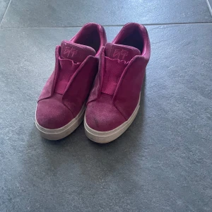 Rosa eytys - Rosa eytys som inte säljs längre, inga defekter men ser lite slitna ut. Har tyvärr inget kit för att rengöra mocka. Säljer då de är för stora för mig, köpta på plick. Har tyvärr inte kartongen kvar men har dustbagen som jag såklart postar dom i 