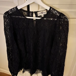 Svart spetsblus från Hampton Republic - Säljer en svart långärmad blus från Hampton Republic i storlek 36. Blusen är helt i spets med transparenta partier upptill och på ärmarna, rund halsringning och knapp i nacken. 💕💕