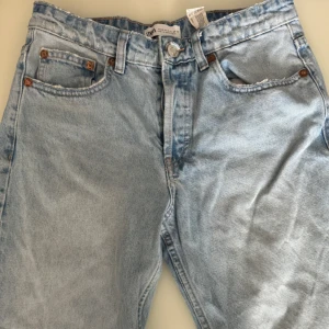 Low straight jeans från Zara - Low straight jeans från Zara, använt några enstaka gånger. Normal i storlek. Lite skrynkliga i bild pga nytvättade.