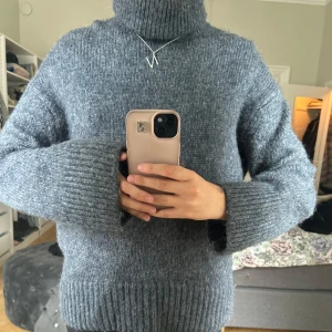 Grå blå stickad polotröja - Säljer min super snygga polotröja i en gråblå färg från hm!! Super bra skick! Inga noppror💓💓 