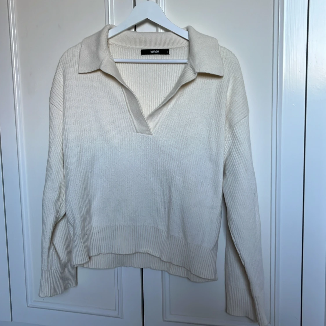 Ribbad krämvit tröja från BikBok