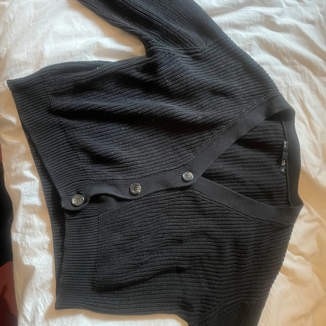 Svart ribbad kofta med knappar