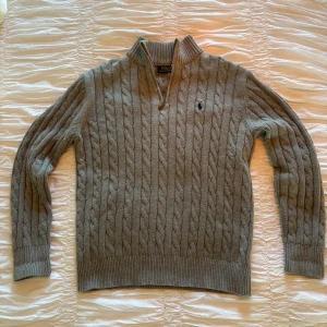 Ralph Lauren Zip Tröja - Säljer denna kabelstickade zip up från Ralph lauren.  100% äkta och har knappt blivit använd. Kostar över 2200kr nypris  Storlek L passar mig som är 187cm lång den sitter nog mer åt en stor M hållet eller liten L