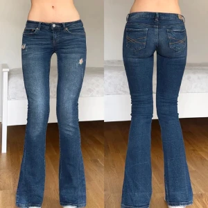 Lågmidjade jeans - Skit snygga Lågmidjade jeans med hål. midja: 73 innerben:79 sydda bootcut, vintage från Aeropostale jag är 171cm & stl S/36/28 pris kan diskuteras vid snabbköp. 