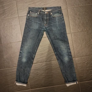 A.P.C japansk selvedge denim jeans - Säljer dessa otroligt snygga apc selvedge jeans. Modell petit new standard. Mycket fint skick och sköna fades. Midja 31 men passar lite mindre. Skriv vid minsta fundering!