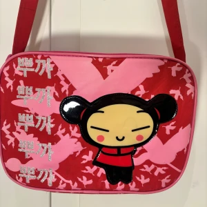 Vintage Pucca väska 00-tal - Från tidigt 00-tal.  Gott men använt skick (se bilder för små defekter). | Bredd:29 cm Höjd: 20 cm 