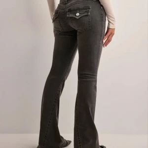 Bootcut grå jeans med låg midja - Snygga grå bootcut jeans med låg midja,färgen charcoal som de står på nellys hemsida,säljer eftersom dem är för stora o inte går att returnera,endast provat en gång aldrig använt utomhus