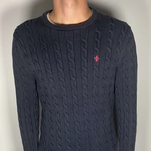 kabelstickad morris tröja - En riktig snygg och trendig Kabelstickad morris tröja i fint skick, storlek L men sitter som M, vid frågor är de bara att skriva