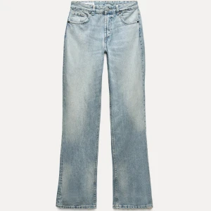 Ljusblå bootcut jeans - Snygga ljusblå jeans med bootcut passform och klassisk femficksdesign. Jeansen har en lätt tvättad look och raka ben som blir lite vidare nedtill. Perfekta för dig som gillar retrovibbar och avslappnad stil.