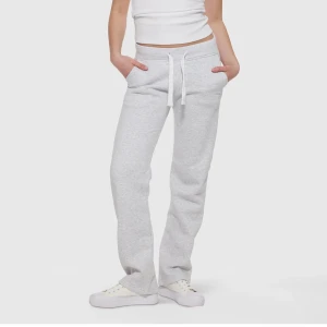Russemerch mjukis - Säljer ett par ljusgrå russemerch mjukisbyxor, i Xs tall passar dig som e 162-168 skulle jag säga. Har kvar lappen och d e aldrig använda