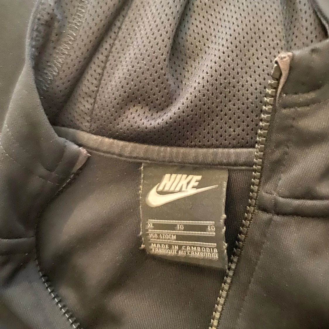 Svart hoodie från Nike med dragkedja - 3