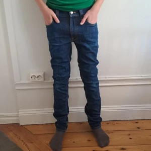 Nudie Jeans thin finn - Nudie Jeans i storlek 29/32. Modellen är thin finn och modellen är 170cm