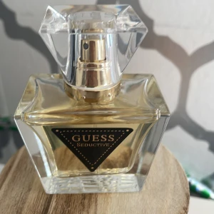 Guess Seductive parfym 30ml - Helt Ny! Guess Seductive parfym. Doften är feminin och elegant, Noter av vanilj, svartvinbär & cashmirträd SKICKA GÄRNA PRISFÖRSLAG