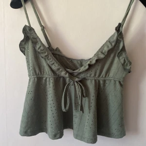 Olivgrön linnetopp med volang och knyt - Super söt topp💓💓