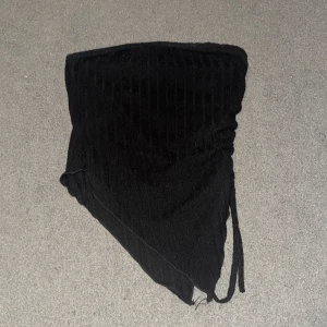 Svart ribbad bandeau tubtopp - Snygg svart bandeau tubtopp med ribbad struktur och snörning i sidan. Skriv för mer bilder å info! (öppet pris) Skriv innan du köper