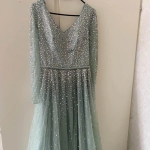 ljusgrön bal/bröllopsgäst klänning - Jätte fin ljusgrön klänning,passar perfekt om du är gäst eller ska på bal. Storlek S.Sitter otroligt snyggt av vringad.Priset kan diskuteras och fråga gärna för fler bilder.(Bara seriösa) Används En gång