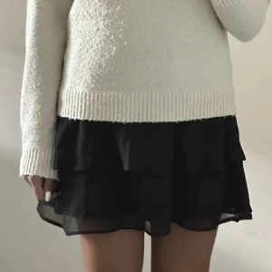 Svart volangkjol från KappAhl - Supersöt svart kortkjol från KappAhl med bred smock i midjan och dubbla volanger. Har endast använts en gång och är som ny.💞💞