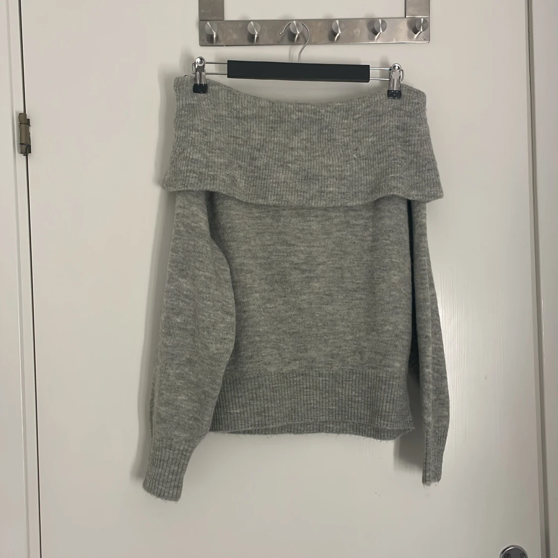 Grå offshoulder stickad tröja H&M
