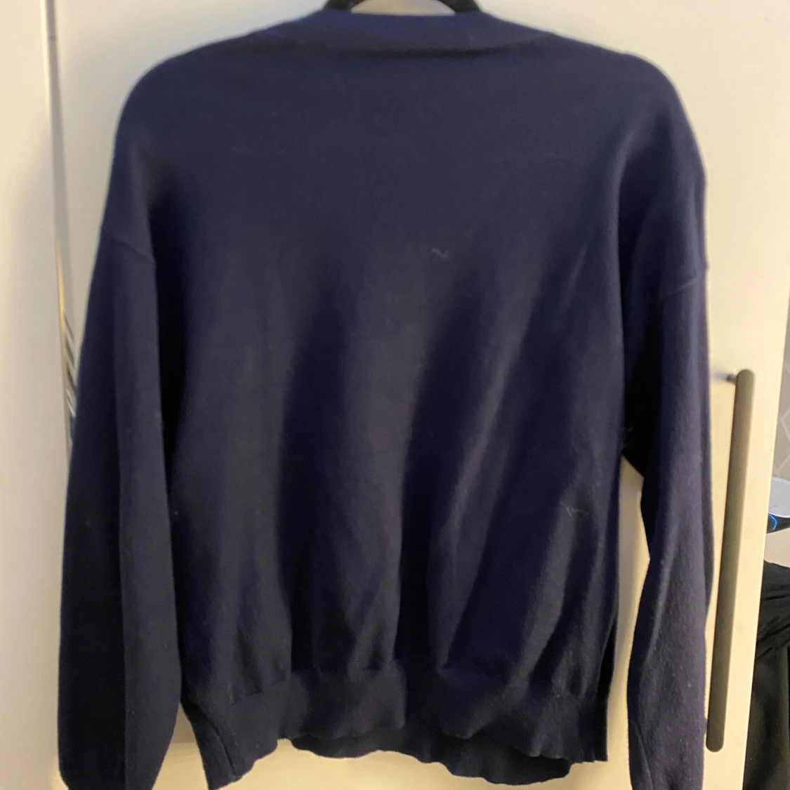 Mörkblå stickad tröja - 1