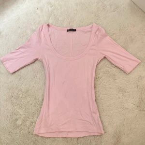 Rosa T-shirt - Hej! Säljer denna supersöta u-ringade rosa t-shirten från zara då den helt enkelt inte kommer till användning. Perfekta toppen om du vill se brun och fräsch ut! T-shirten har aldrig användts utan endast blivit testad på och därav är den i helt nyskick utan några defekter. Om du skulle fundera över något är det bara att höra av dig annars går det superbra att trycka på ”köp”.