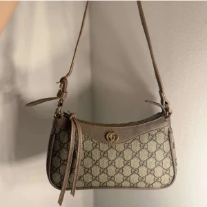 Beige axelväska - Beige axelväska med justerbart band💕 Helt ny men ingen påse eller låda tillkommer ❤️