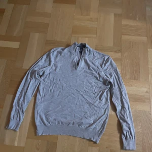 Beige half zip från H&M - Snygg beige långärmad tröja med half zip i halsen. Perfekt för dig som gillar enkel och stilren design. Tröjan har ribbade muddar vid ärmslut och nederkant, och är tillverkad i ett mjukt material som känns skönt mot huden.