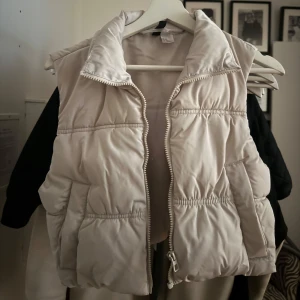 Beige dunväst -  beige dunväst från h&m