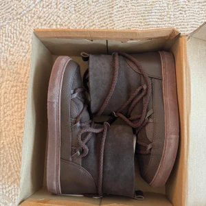 Mörkbruna boots från Inuikii, strl 43 - Säljer ett par mörkbruna boots från Inuikii i storlek 43. 